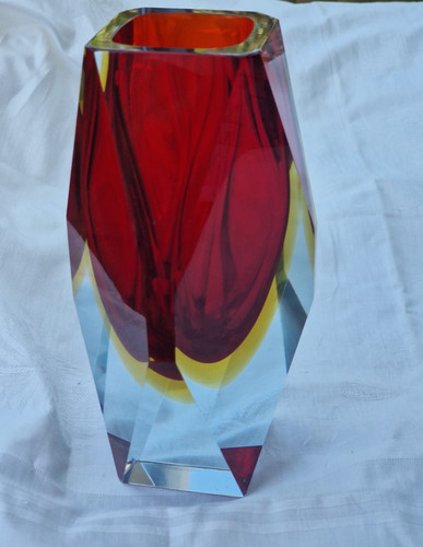 Rote vase mit - vase, facettenschliff