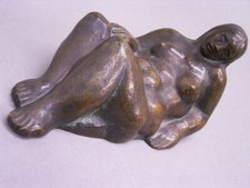 AKTFIGUR / LIEGENDER FRAUENAKT: KÜNSTLER BRONZE: GERHARD ROMMEL 1997