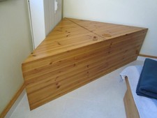 ECKTRUHE /  138 X 138 X 60 CM / FLÜGELTÜR- DECKEL / KIEFER MASSIV!