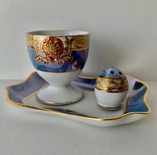 Kleines Tablett mit einem Eierbecher und Streuer - Ta2