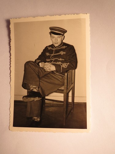 Junger mann sitzender - mann,