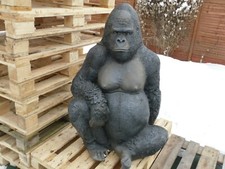 Gorilla sitzend lebensgroß