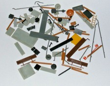 Faller ? HO Plastik Bausatz Teile Bahnhof Lautsprecher Uhr Lampe Latten Konvolut