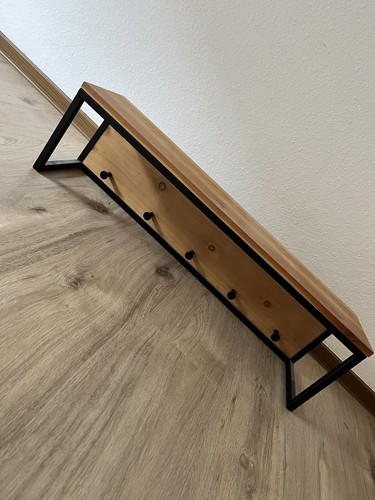 Garderobe mit schwarzem