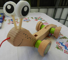 Hape  *Rudi Raser* Raupe zum Nachziehen,mit Wackelschwanz, Buchenholz, 30 cm