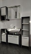 Badmöbel inkl. Waschbecken und Spieglschrank. Etwa 135cm breit und 190cm hoch. 