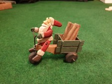 Weihnachtsmann auf Dreiradwagen mit Holz, Handbemalt Natur