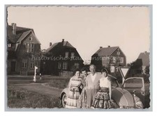 Familie vor VW-Käfer Siedlung
