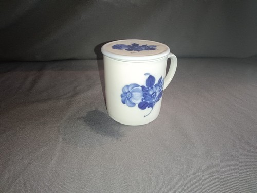 Tee tasse mit sieb und - tee,