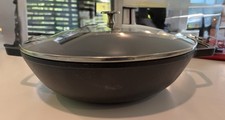 STAUB Wok aus Gusseisen 30cm inkl. Glasdeckel Induktion Pfanne Schwarz