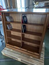 Eiche Musikschrank massiv auf Rollen beidseitig Nutzbar. wird aber ohne Inhalt