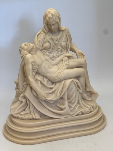 Michelangelos pieta statue - la,