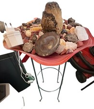 Brunnenschale mit Natursteinen, beleuchtet