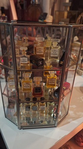 Glas vitrine mit chanel - vitrine,