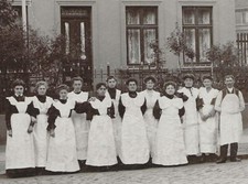 105/696 AK FRAUEN HISTORISCHE KLEIDUNG ARBEITSKLEIDUNG ANGESTELLTE GESCHÄFT ?