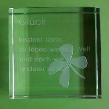 Massiver Glasquader mit Spruch