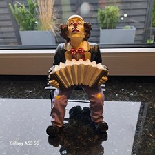 Clown Figur, ca. 20 cm groß Musiker sitzt auf einer Bank