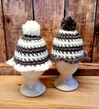 2 Eierwärmer Pudelmütze Weiß Braun Eiermütze Eierhut Eierschale Tisch Ostern