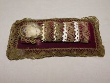 Super schönes kleines Fatschenkind auf roten Samtkissen!