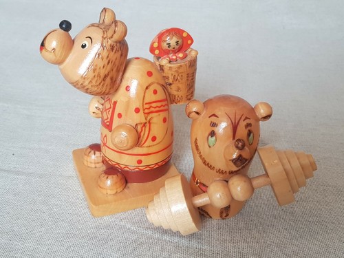Zwei bärenfiguren aus holz - zwei,