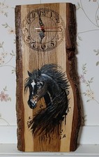 Wanduhr auf Holz mit Bemalung