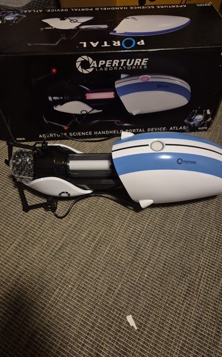 Neca portal gun - portal, atlas
