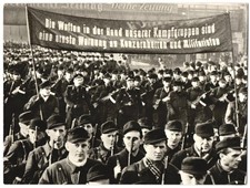 Fotografie Aufmarsch von DDR-Kampfgruppen mit Propaganda-Banner 