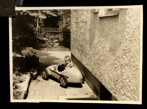 Altes foto kind mit tretauto - ,