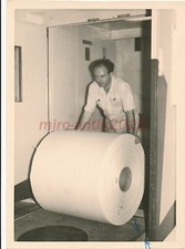 Foto, Nachl. siehe Beschr., Arbeiter mit Papierrolle, Druckerei Berlin 5026-803