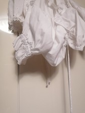 2 Dirndl mit 1 Bluse und 4