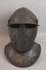 Helm Handgeschmiedete Rüstung