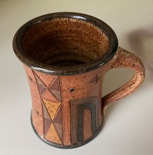 Bächer. H 11 cm. Gedreht, bemalt, geritzt, signiert. Ausgefallenes Designe.