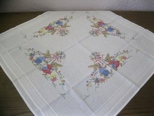 wunderschön fein bestickte Oster-Mitteldecke Handarbeit 78 x 78 bunte Stickerei