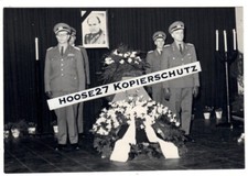 Foto Polizei DVP DDR Trauerfeier Offizier Ehrenwache Sarg  Ort? 1966 orig. 4217