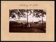 Ansicht Colditz i. Sa., Kinder auf der Bank mit Blick auf die Stadt 