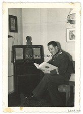 Orig. Foto Gebirgsjäger Spiess mit General Büste und Minerva Radio 1942