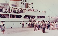 Passagiere vor und auf Fähre