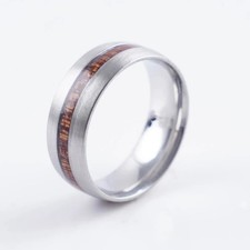 Edler Ring mit Holzmaserung