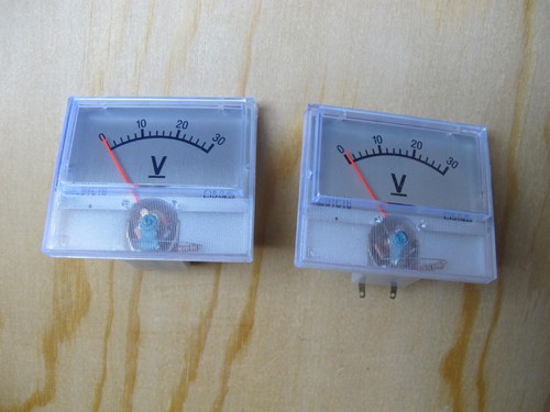 Zwei baugleiche voltmeter - zwei,
