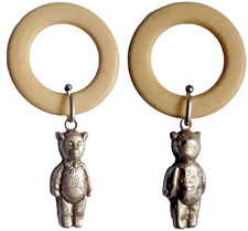 Silberne Babyrassel mit Teddy