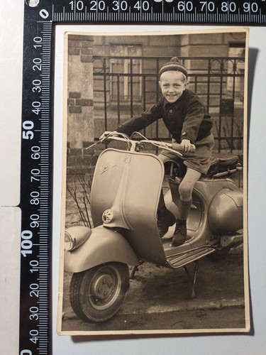 Foto junge auf oldtimer - -,