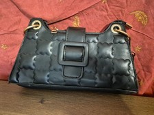 Kleine schwarze Schultertasche