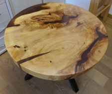 Designechtholz-Tisch mit effektvollen Vergussbereich mit farbigem Epoxidharz