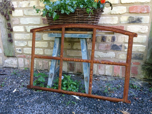 Eisenfenster mit stichbogen - eisenfenster,