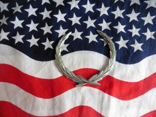 US ORNAMENT CADILLAC KRANZ METALL CHEVROLET CAR AUTO EMBLEM BADGE LOGO DEKO USA 