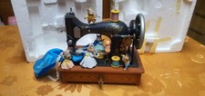 Enesco Spieluhr mit Netzteil,  1989 Mäuse an Nähmaschinen