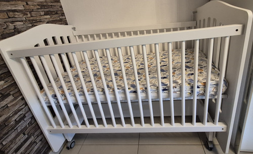 Weißes babybett mit - babybett, gitter