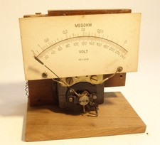 Antikes Messgerät auf Holzsockel Voltmeter/Ohmmeter, MEGOHM Nr: 931538, Ca. 1920