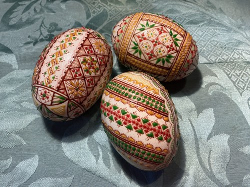 Drei alte handbemalte pysanky - drei,