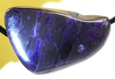 SUGILITH Trommelstein gebohrt